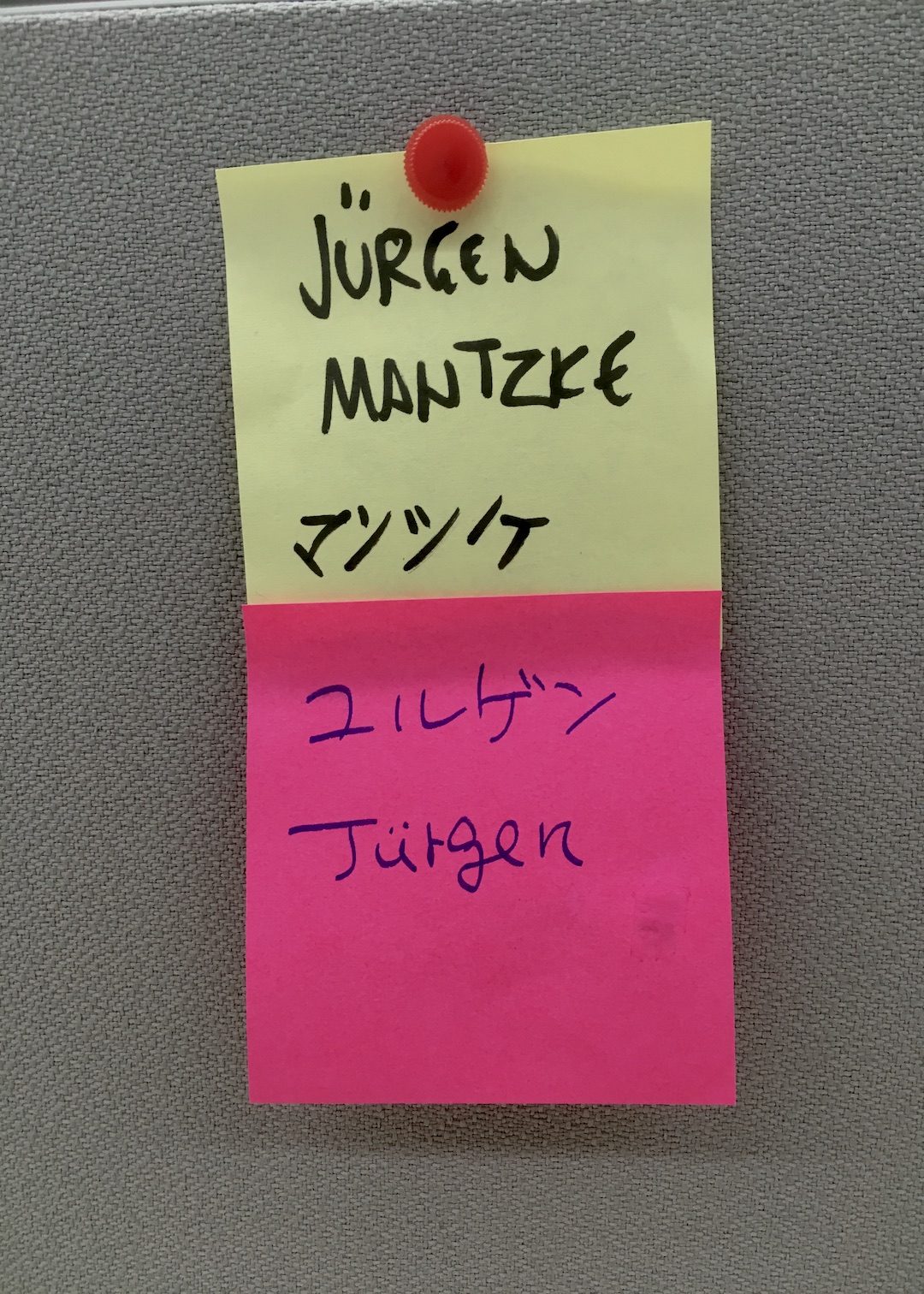 Sticky notes phonetically spelling the designer's name in katakana